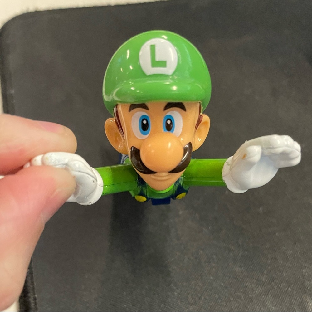 Luigi green hat Super Mario Bros figurine plastic sliding or flying